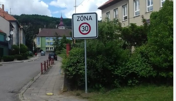 Dodržování povolené rychlosti ve městě, u škol i snížení na 30 km/h