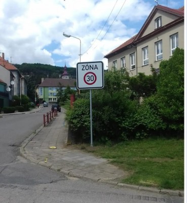 Dodržování povolené rychlosti ve městě, u škol i snížení na 30 km/h