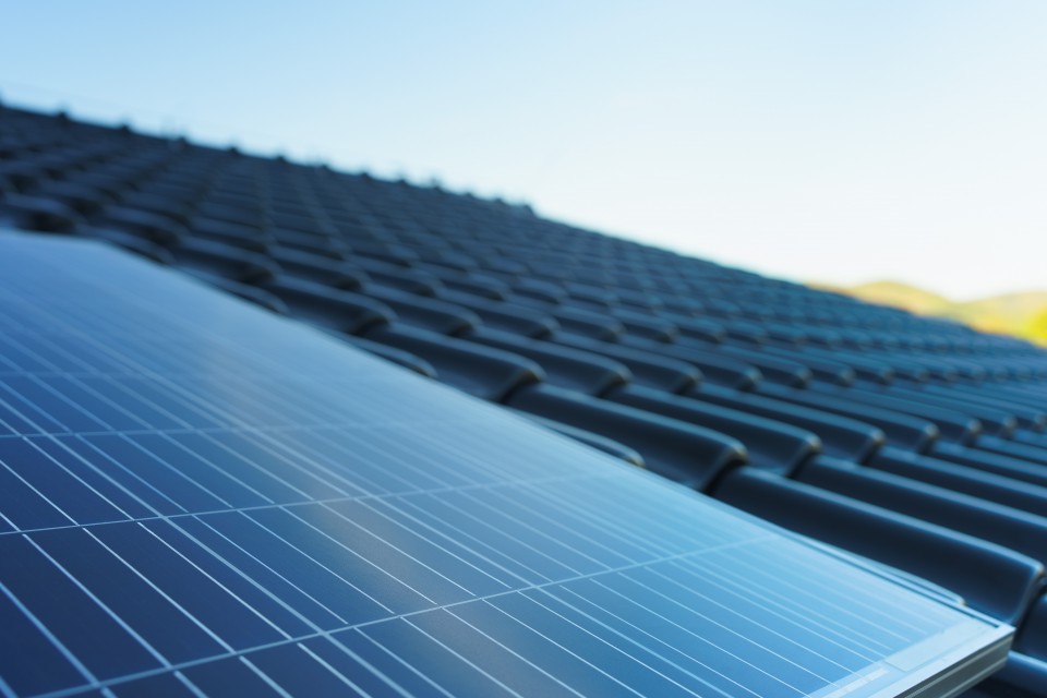 Solární energie pro městské budovy. Ostrov získal miliony na instalaci fotovoltaiky