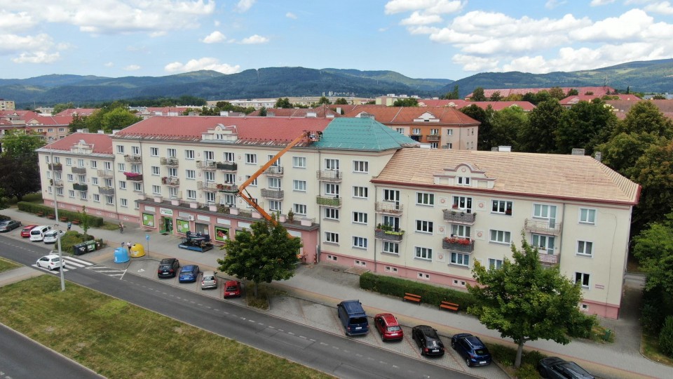 Dům na Hlavní třídě dostane fotovoltaickou elektrárnu